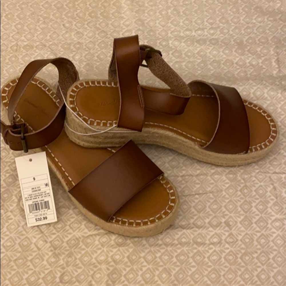 Universal Thread Sandals